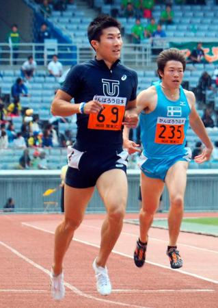 　男子２００メートルで初優勝し、１００メートルとの２冠を達成した桐生祥秀（左）