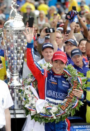 自動車、佐藤琢磨が日本人初優勝 インディ500