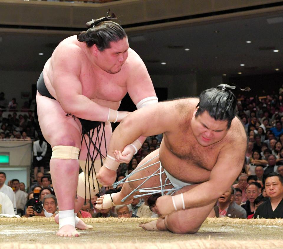 　照ノ富士に小手投げで敗れた高安（右）