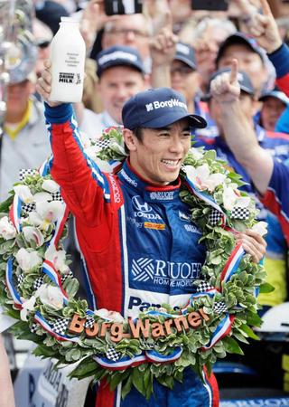 　自動車のインディ５００で日本人初優勝した佐藤琢磨