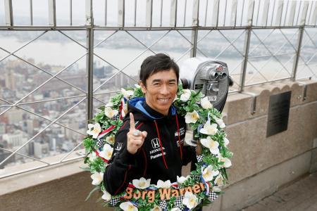 　３０日、ニューヨークのエンパイアステートビルでポーズをとるインディ５００で初優勝した佐藤琢磨（ロイター＝共同）