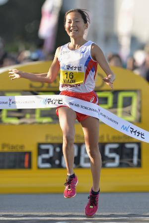 　初マラソンだった２０１４年の横浜国際で３位に入った岩出玲亜＝横浜・山下公園