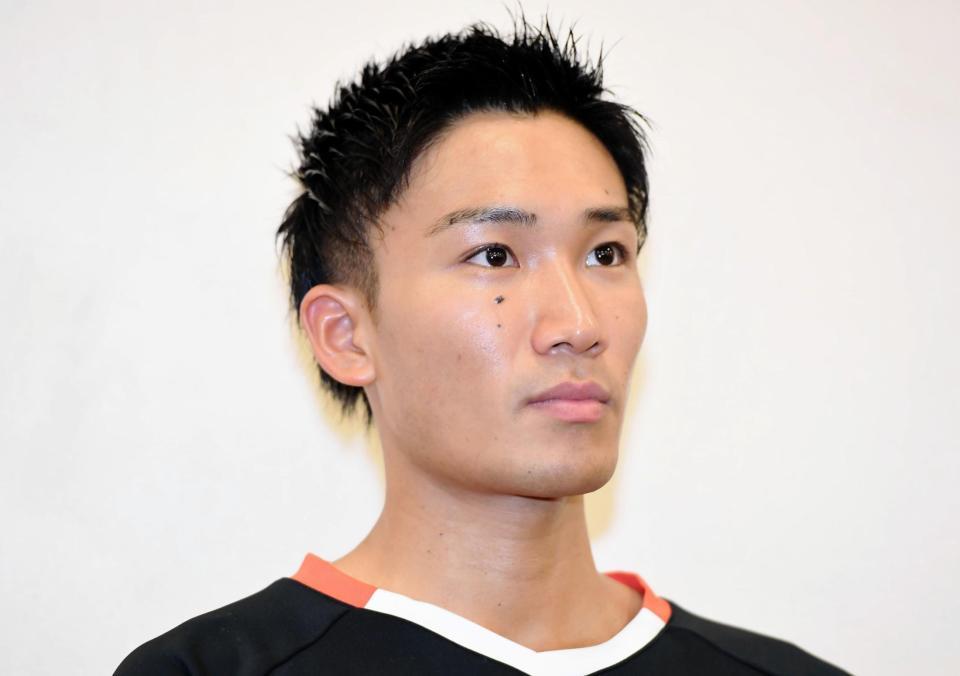 　真剣なまなざしで記者の質問に答える桃田賢人