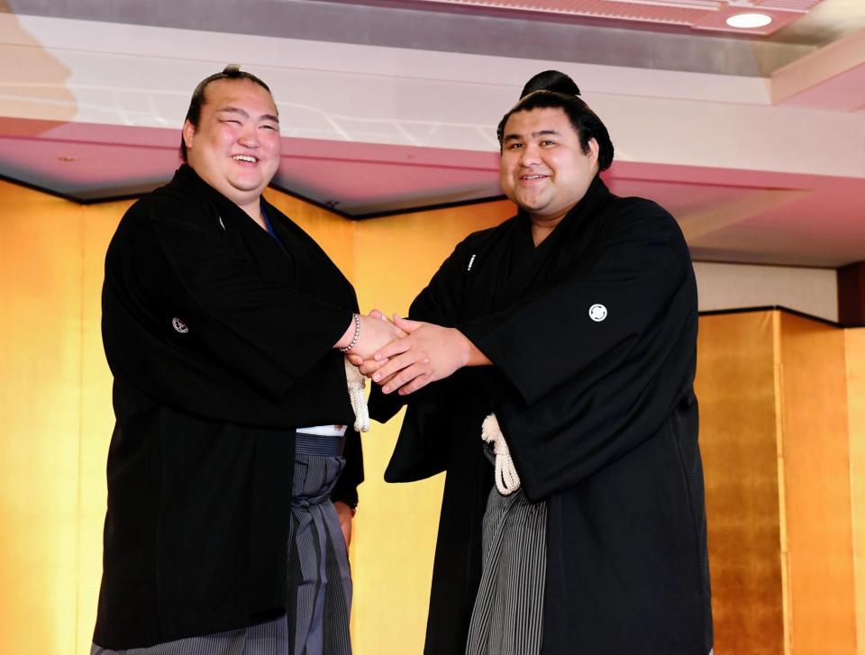 伝達式を終え稀勢の里（左）と笑顔で握手をする高安＝帝国ホテル（撮影・棚橋慶太）