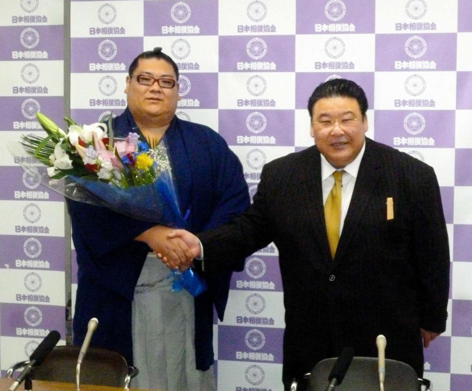 　引退会見を行った佐田の富士（左）と師匠の境川親方