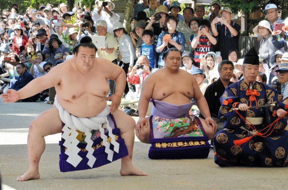 大勢の人が見守る前で横綱土俵入りを行った稀勢の里（左）。左から２人目は露払いの北勝富士