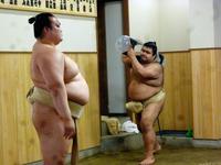 稽古を本格再開した稀勢の里（左）。右はウオーターバッグで体幹を鍛える高安