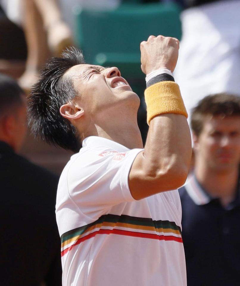 　フェルナンド・ベルダスコに逆転勝ちし、ガッツポーズする錦織圭＝パリ（共同）