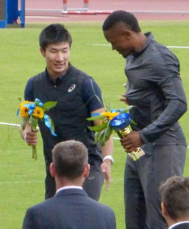 　陸上のプラハ国際の男子１００メートルで２位となった桐生祥秀（左）