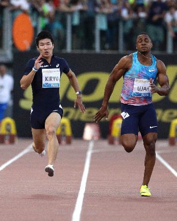　陸上のゴールデンガラ、男子１００メートルで１０秒１８の６位だった桐生祥秀。右は優勝したチジンドゥ・ウジャ＝８日、ローマ（ＡＰ＝共同）