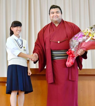 新大関高安関、故郷で歓迎受ける 茨城・土浦市の母校など訪問
