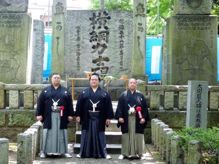 横綱力士碑の刻名式に参加した（右から）八角理事長、稀勢の里、田子ノ浦親方