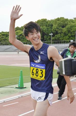 　男子１００メートルで優勝し、スタンドに手を振る多田修平