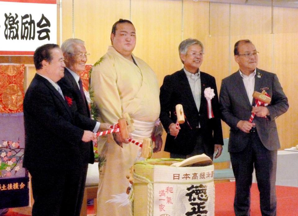 鏡割りを行う稀勢の里（左から３人目）