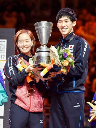 　卓球の世界選手権混合ダブルスで優勝し笑顔の吉村と石川（共同）