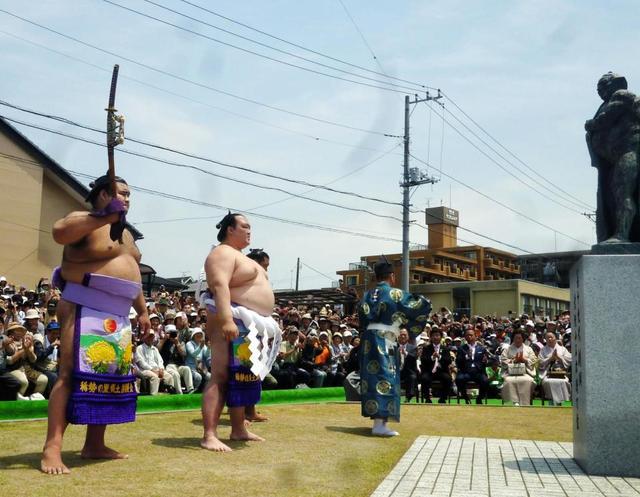 高安、稀勢の里の太刀持ちを卒業　常陸山像前で最後の横綱土俵入り