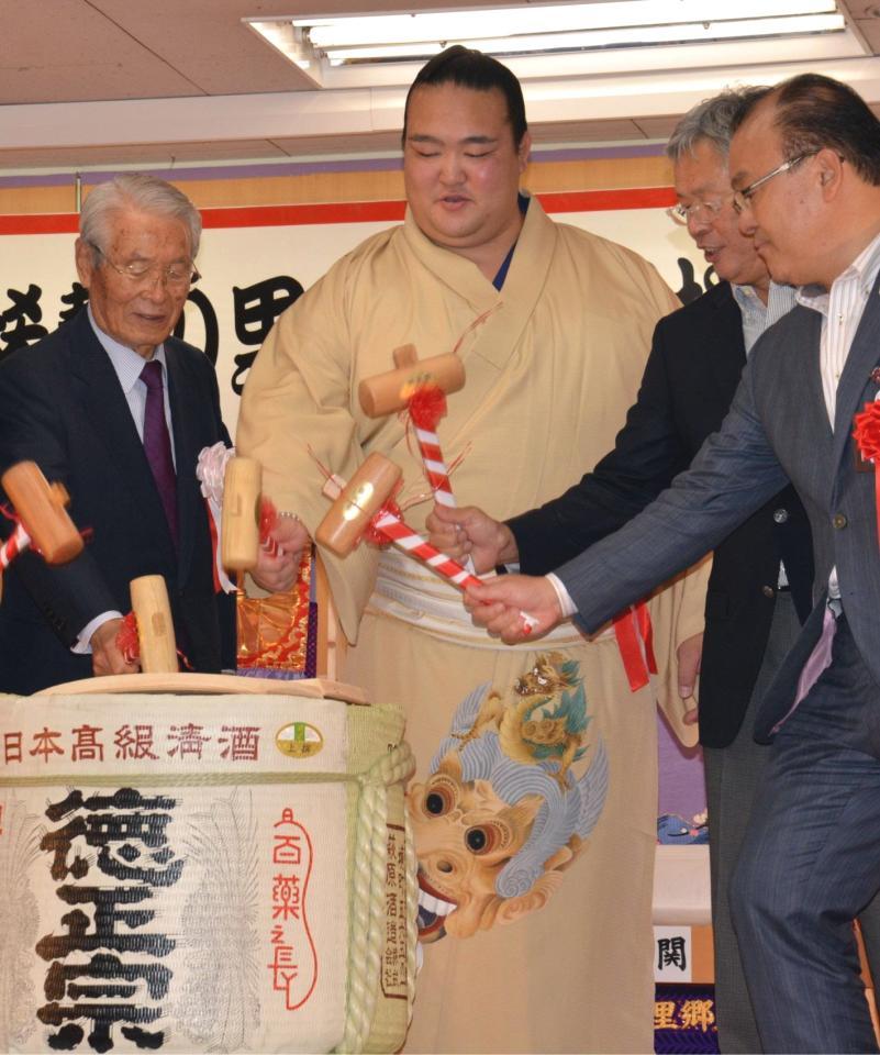 　名古屋場所での完全復活を誓って鏡開きをする稀勢の里