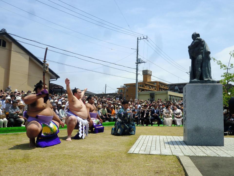 常陸山の像の前で横綱土俵入りを行った稀勢の里（左から２人目）。左は太刀持ちの高安