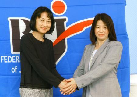 　全日本野球協会初の女性理事として選任された広瀬史乃氏（左）と山田博子氏＝１４日午後、東京都内