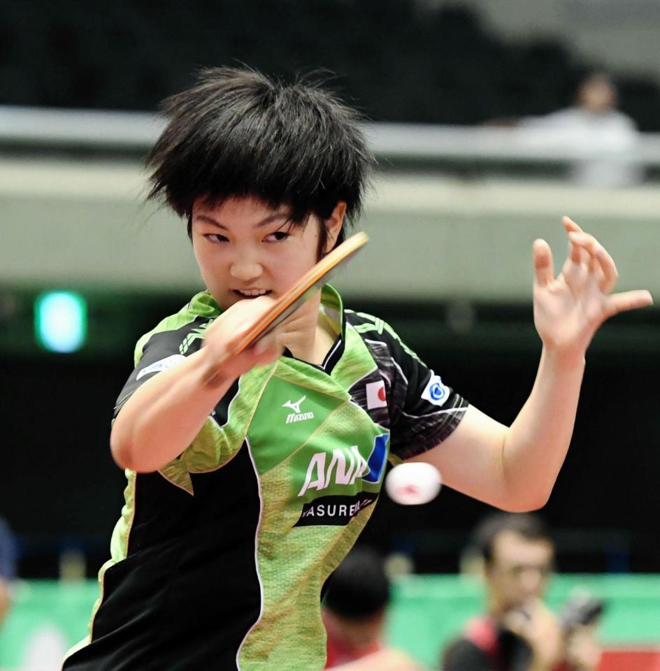 　スマッシュを打つ木原美悠