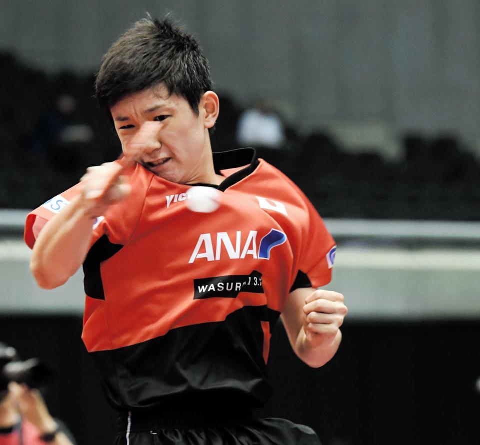 　懸命なプレーを見せる張本