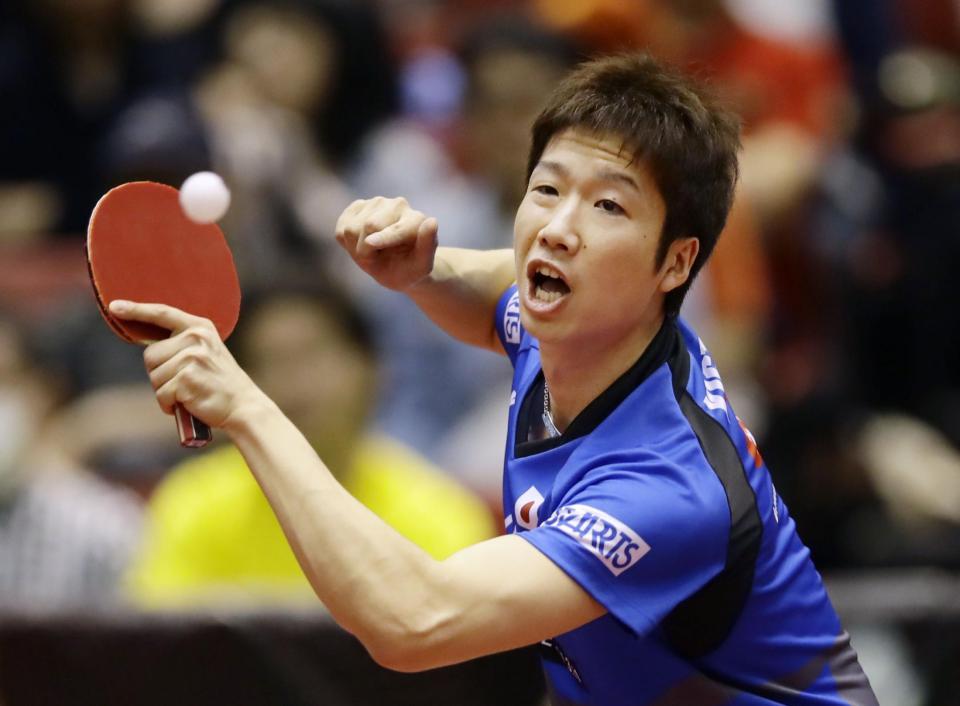 　男子シングルス１回戦でプレーする水谷隼＝東京体育館