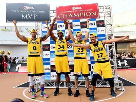 優勝を決め喜ぶＢＲＥＸの（左から）レイモンド・ニクソン、カイル・リチャードソン、菊池亨、真庭城聖（撮影・園田高夫）