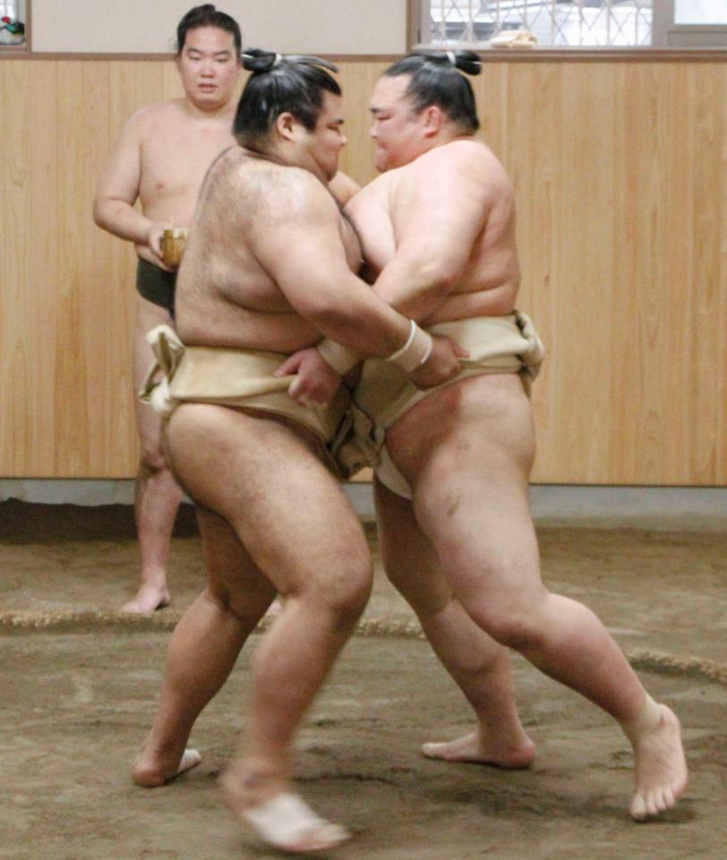 　田子ノ浦部屋で稽古する稀勢の里（右）と高安