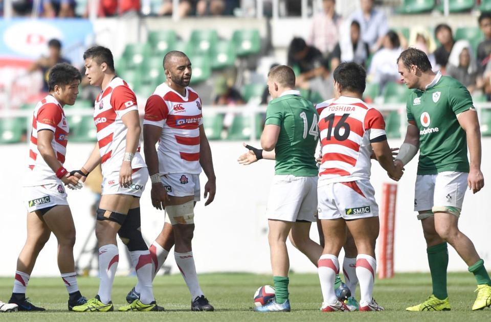 　アイルランドに敗れ、肩を落とすリーチ（左から３人目）ら日本フィフティーン＝静岡スタジアム