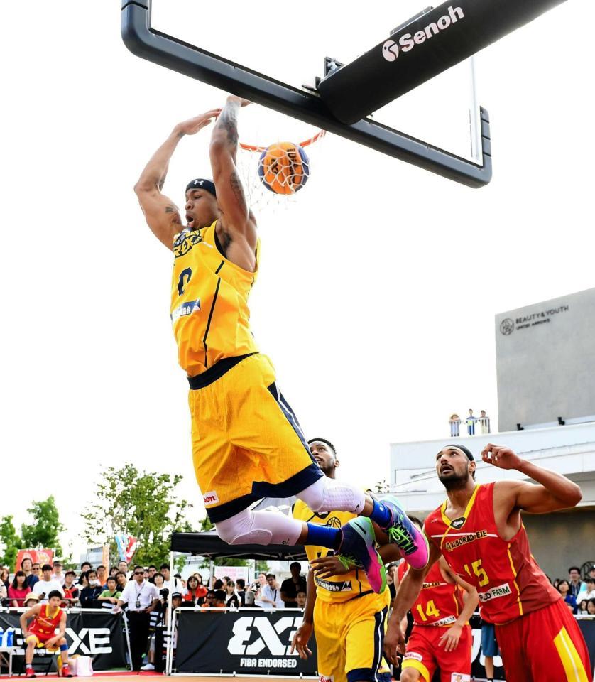 　バックダンクを決めるＢＲＥＸのレイモンド・ニクソン（左）