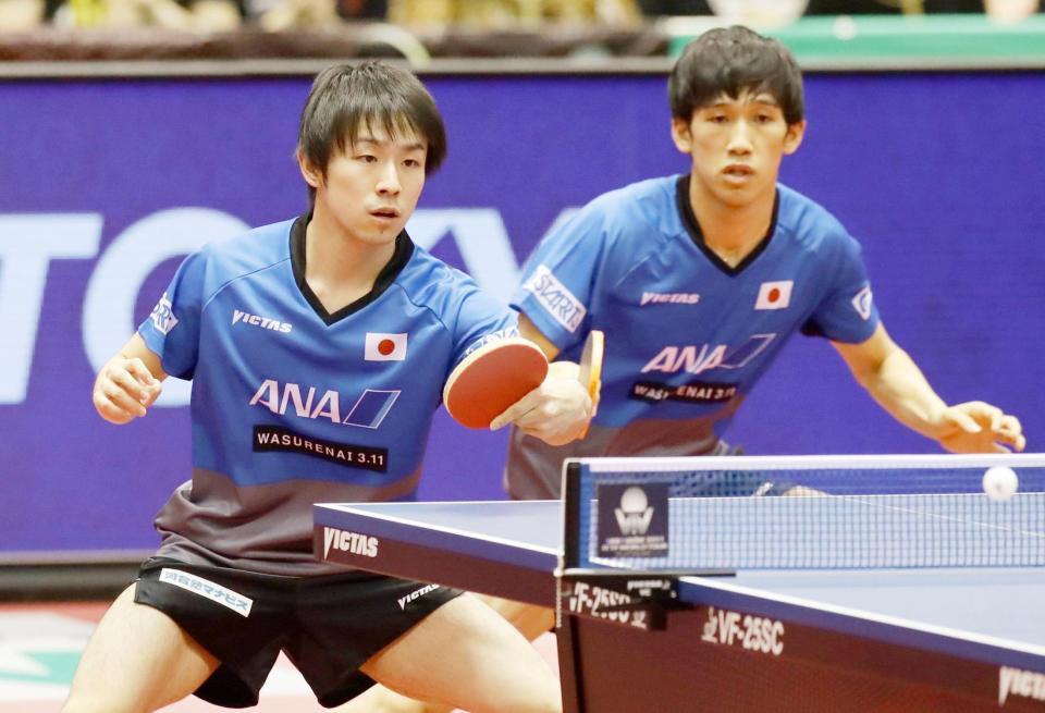 　男子ダブルス決勝で、馬竜、許昕組と対戦する丹羽（左）、吉村組（共同）