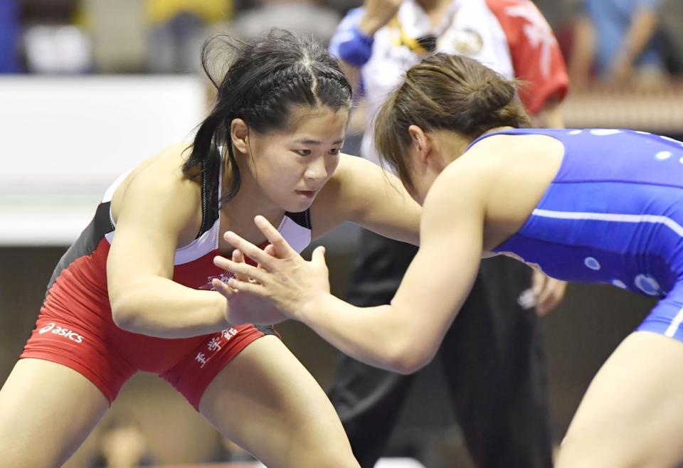 　女子55キロ級決勝　浜田千穂（右）と対戦する奥野春菜＝代々木第二体育館