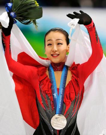 　２０１０年２月、バンクーバー五輪で銀メダルを獲得し、声援に応える浅田真央さん
