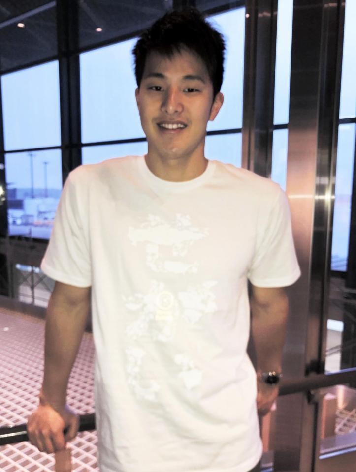 世界選手権の開催地であるハンガリー・ブダペストを示す世界地図がプリントされたオリジナルＴシャツを着用して渡欧した瀬戸大也＝成田空港