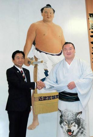 　寄贈した優勝額の前で、大阪府東大阪市の野田義和市長（左）と記念撮影する横綱白鵬
