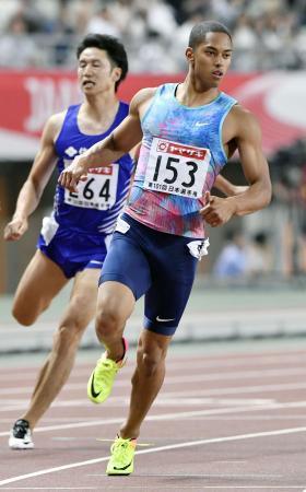 　男子１００メートル準決勝　１０秒１０をマークしたケンブリッジ飛鳥（右）＝ヤンマースタジアム長居