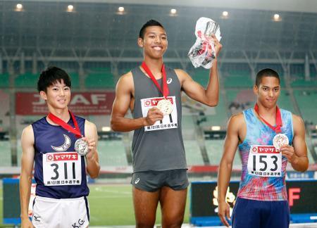 　男子１００メートルで優勝し、表彰式で笑顔のサニブラウン・ハキーム（中央）。左は２位の多田修平、右は３位のケンブリッジ飛鳥＝ヤンマースタジアム長居