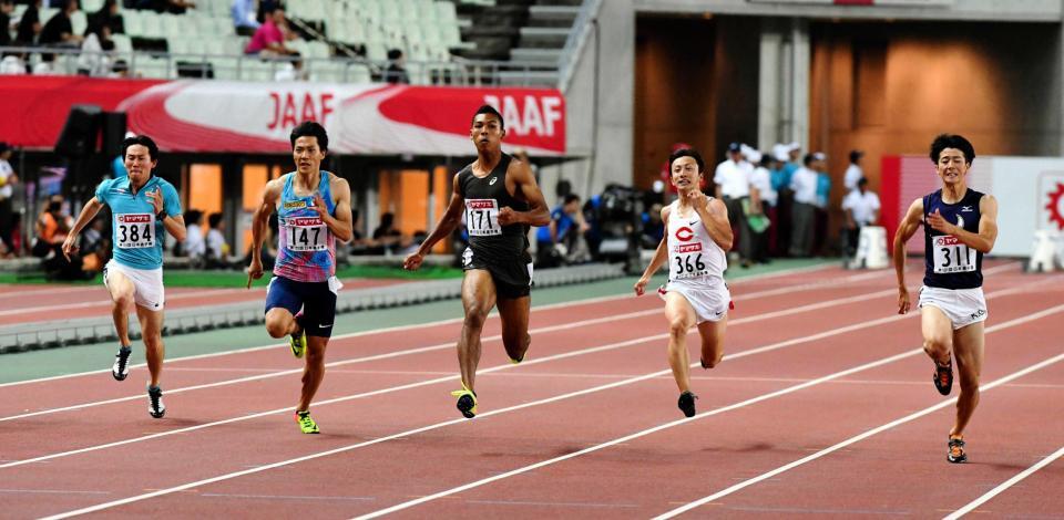 　準決勝で山県亮太（左から２人目）らと競り合うサニブラウン・ハキーム（中央）