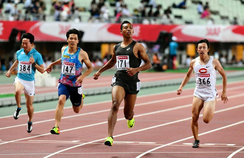 　１０秒０６で決勝進出を果たしたサニブラウン（右から２人目）