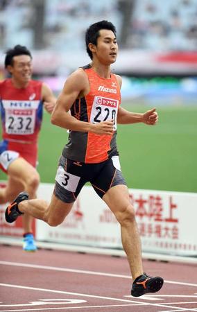 　男子２００メートルで予選突破する飯塚翔太