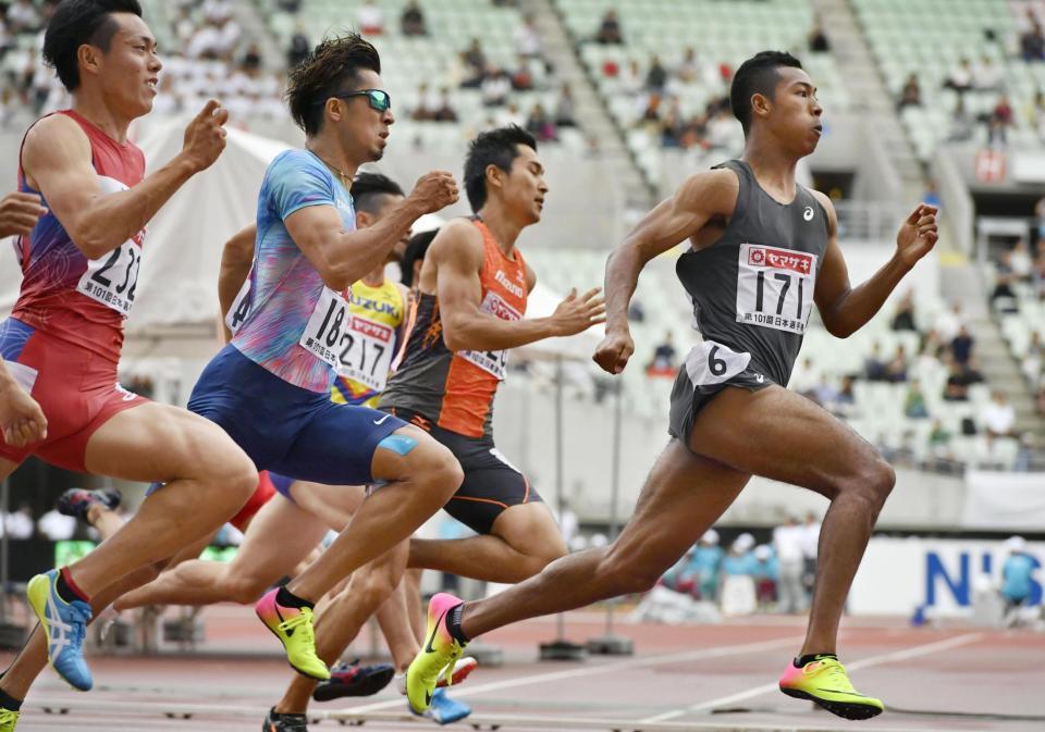 　男子２００メートル決勝　20秒32で優勝したサニブラウン・ハキーム（右端）＝ヤンマースタジアム長居