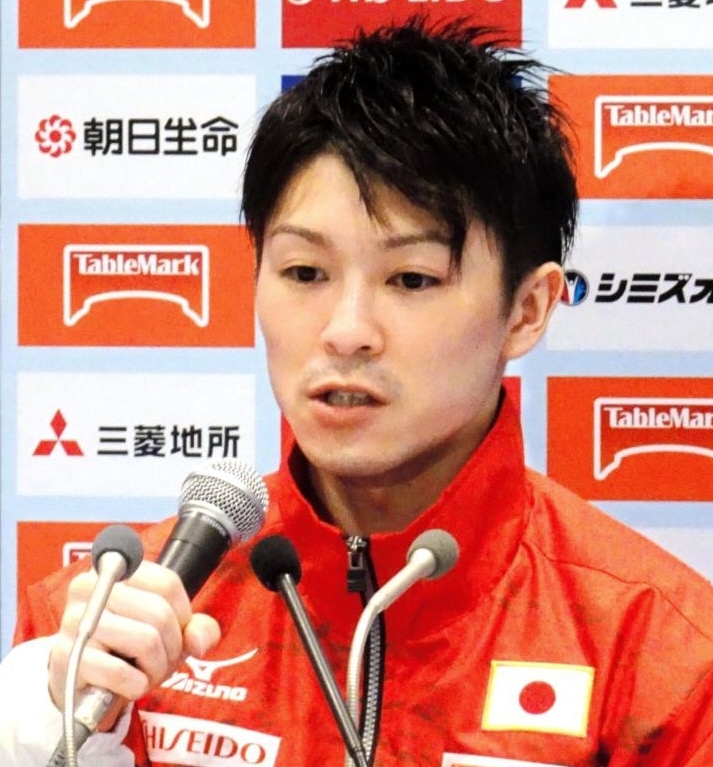 鉄棒決勝で、離れ技５つを成功させて優勝した内村航平