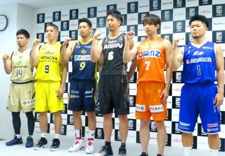 　開幕カード発表の記者会見でポーズをとる、バスケットボールＢリーグ各チームの選手たち＝２６日、東京都内