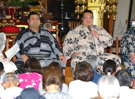 　愛知県長久手市の大雄院でトークイベントに参加する稀勢の里（右）と高安（左）