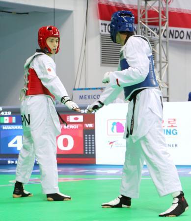 　男子５８キロ級、４回戦で敗れた鈴木セルヒオ（左）＝韓国・茂朱（共同）
