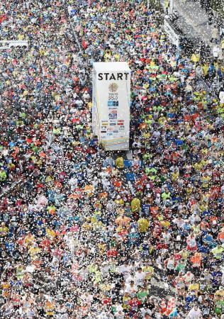 　今年２月の東京マラソンで、都庁前を一斉にスタートするランナー＝東京・西新宿