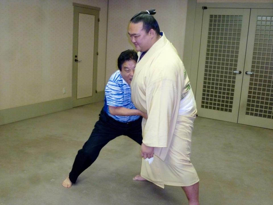 河村たかし市長（左）の押しを受け止める稀勢の里