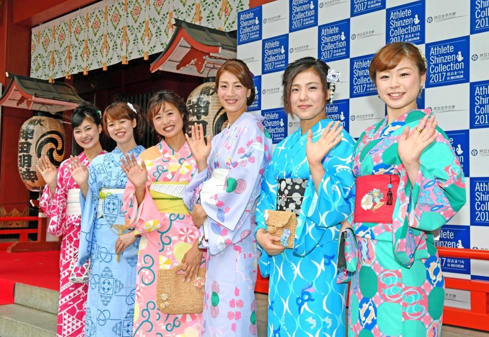 　浴衣姿を披露した（左から）村上佳菜子さん、星奈津美、秦由加子、寺川綾、田知本遥、植草歩