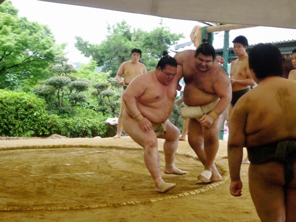 　左を差し高安（右）を寄り切る稀勢の里