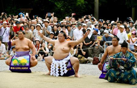 　熱田神宮で奉納土俵入りを行う横綱稀勢の里関。太刀持ちは輝関、露払いは松鳳山関＝１日、名古屋市熱田区